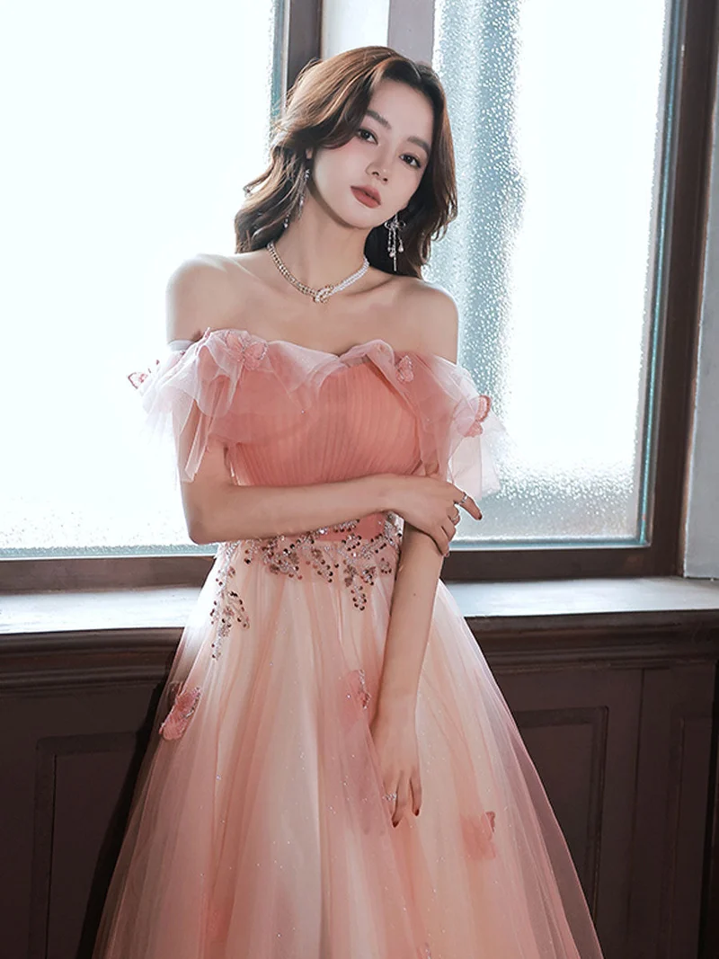 Robe de bal longue trapèze rose pêche à épaules dénudées