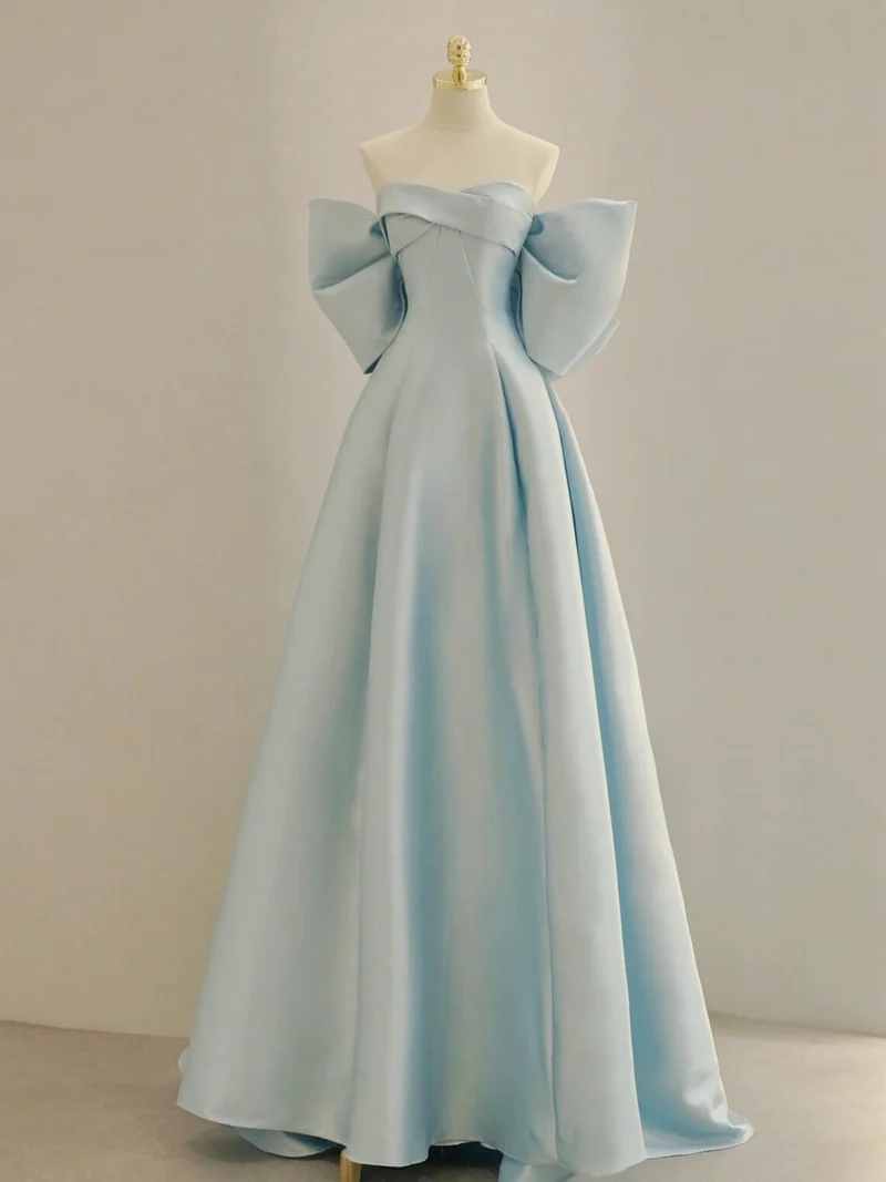 Robe formelle longue en satin sans bretelles bleu clair avec nœud au dos