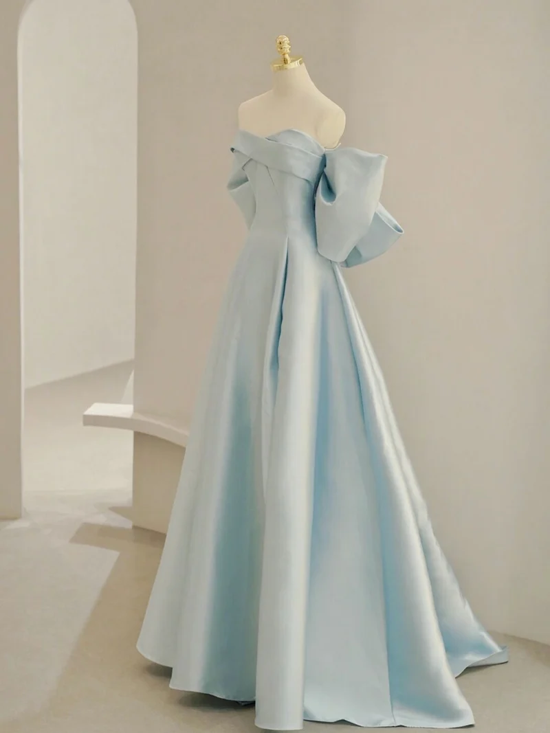 Robe formelle longue en satin sans bretelles bleu clair avec nœud au dos