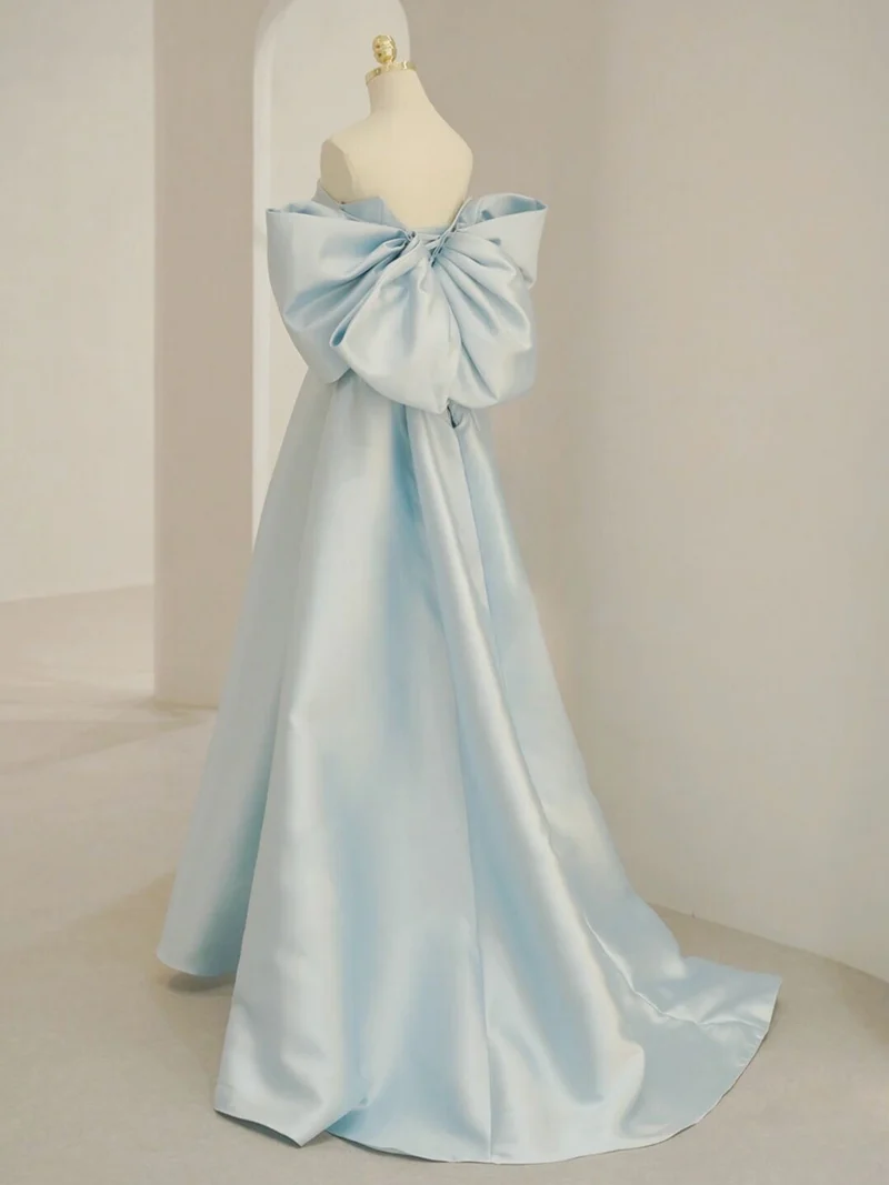 Robe formelle longue en satin sans bretelles bleu clair avec nœud au dos