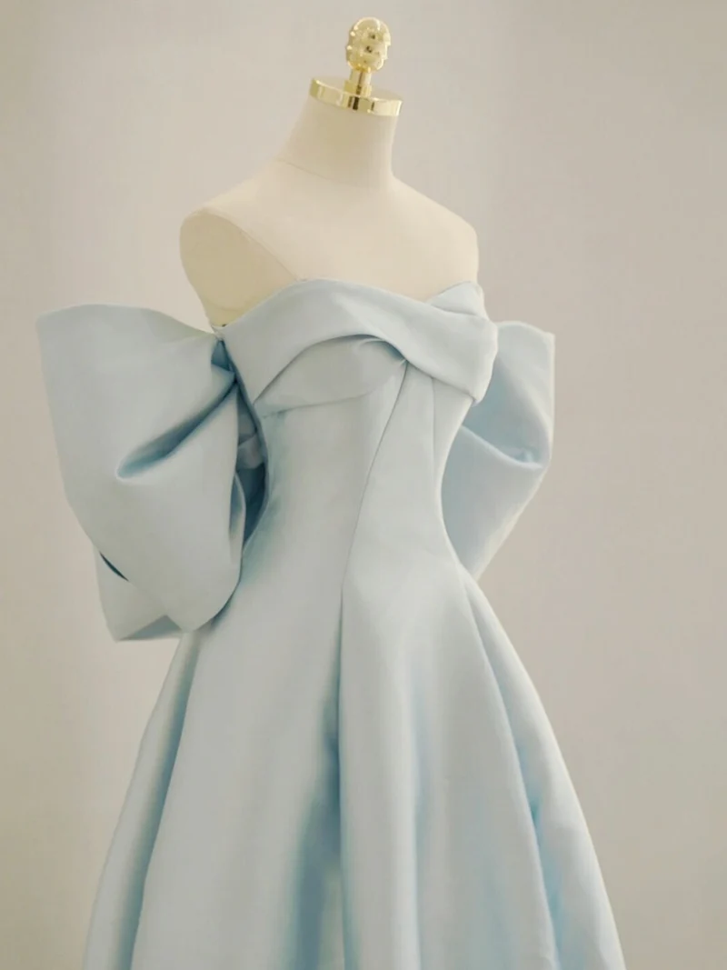 Robe formelle longue en satin sans bretelles bleu clair avec nœud au dos