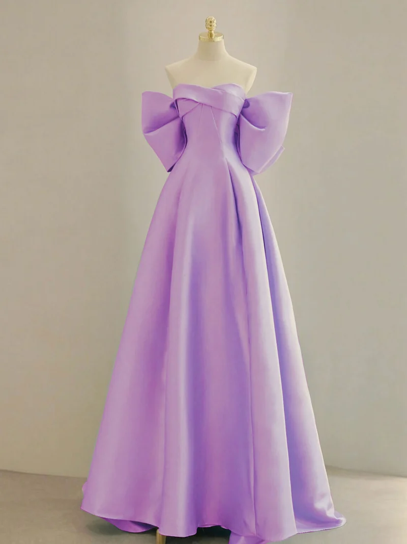 Robe formelle longue en satin sans bretelles bleu clair avec nœud au dos