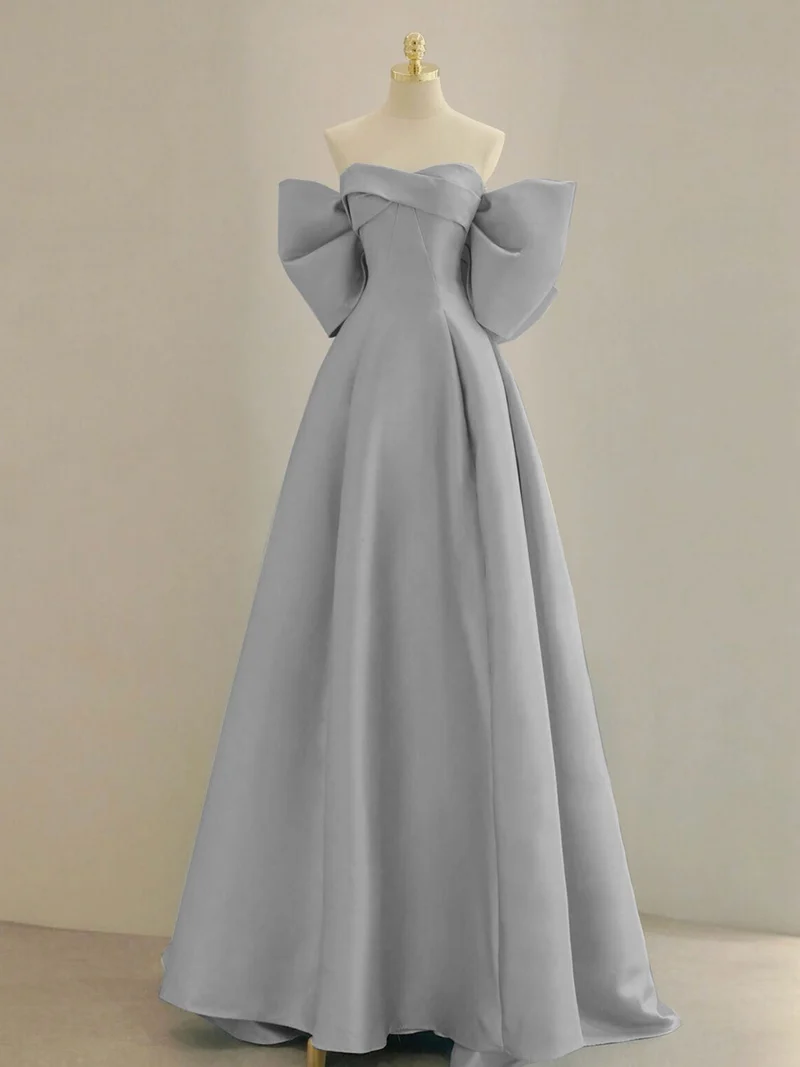 Robe formelle longue en satin sans bretelles bleu clair avec nœud au dos