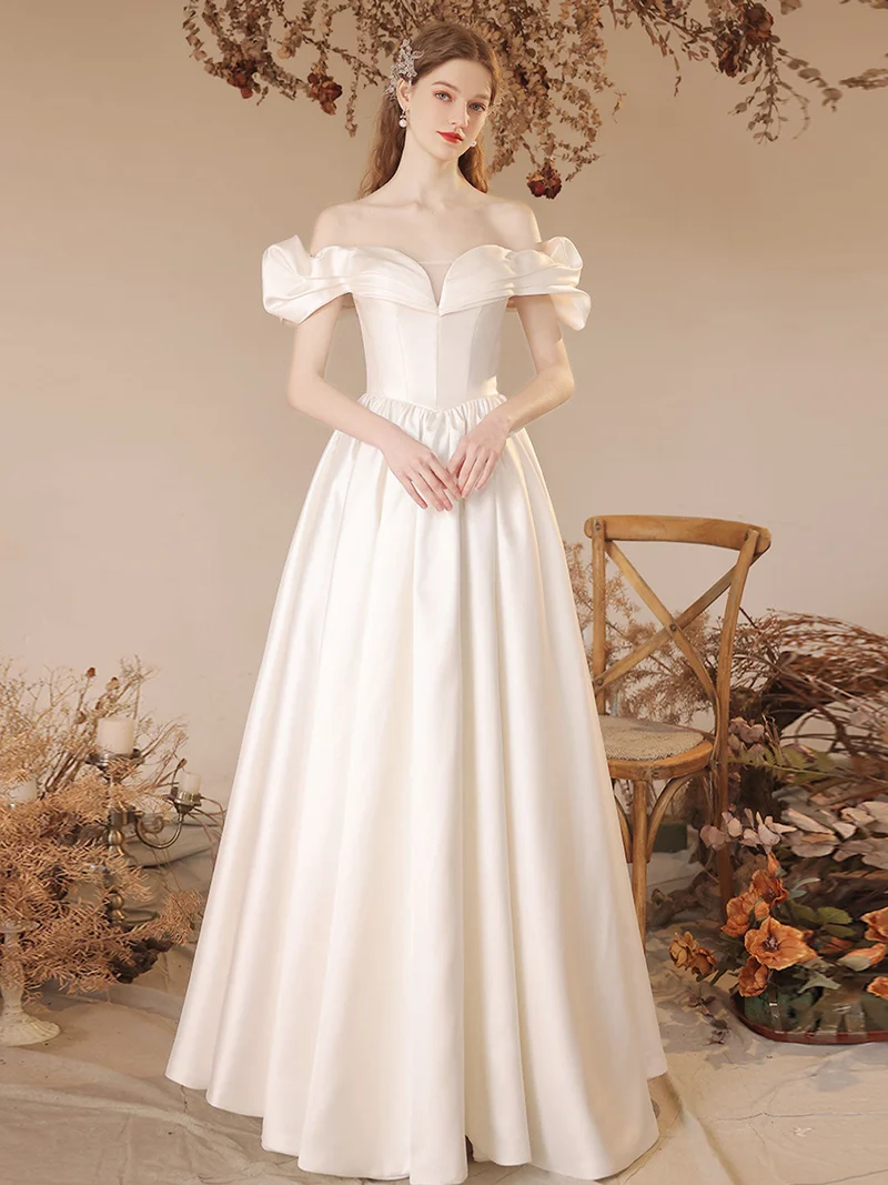 Robe de soirée princesse en satin beige à épaules dénudées