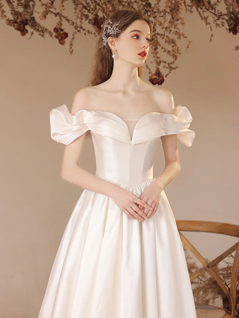 Robe de soirée princesse en satin beige à épaules dénudées