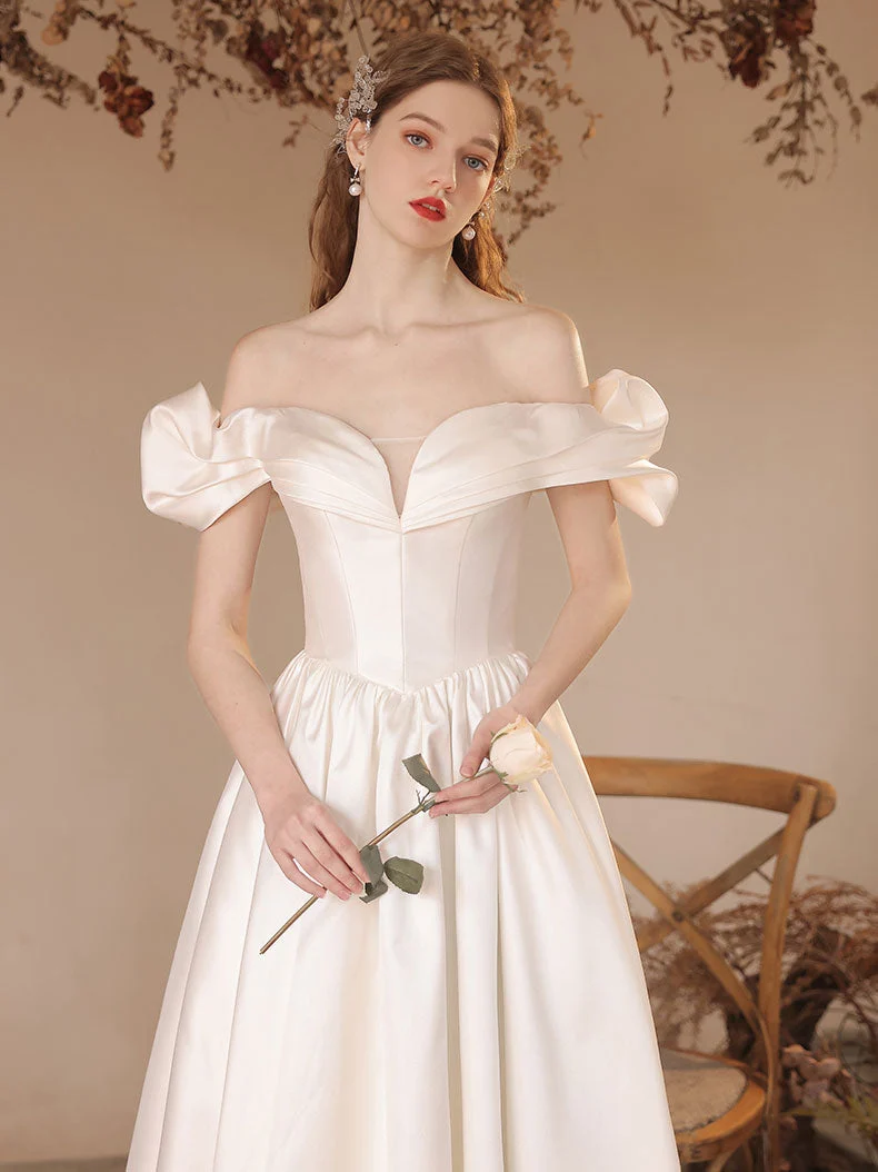 Robe de soirée princesse en satin beige à épaules dénudées