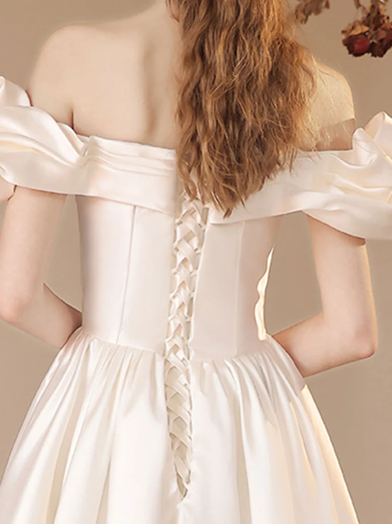 Robe de soirée princesse en satin beige à épaules dénudées