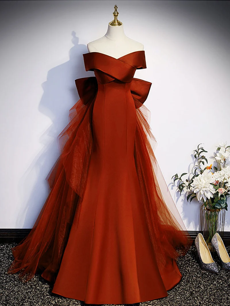 Robe formelle sirène bleu royal à épaules dénudées et col superposé