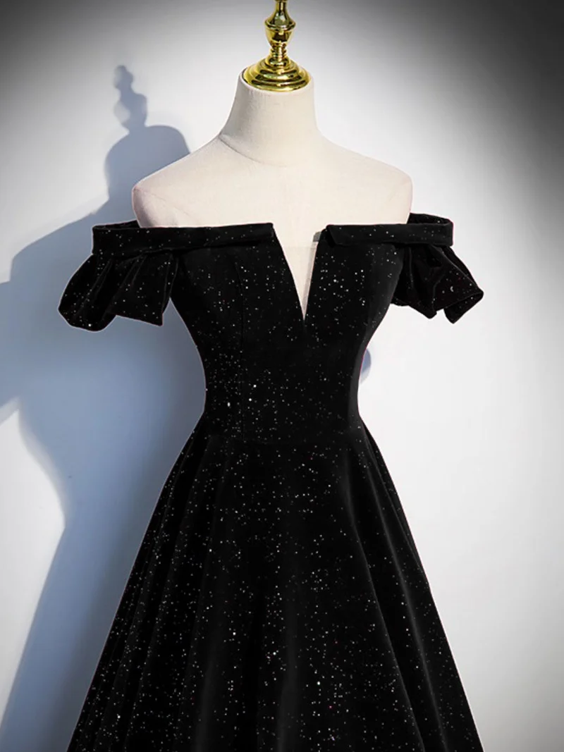 Robe formelle simple en velours noir à épaules dénudées
