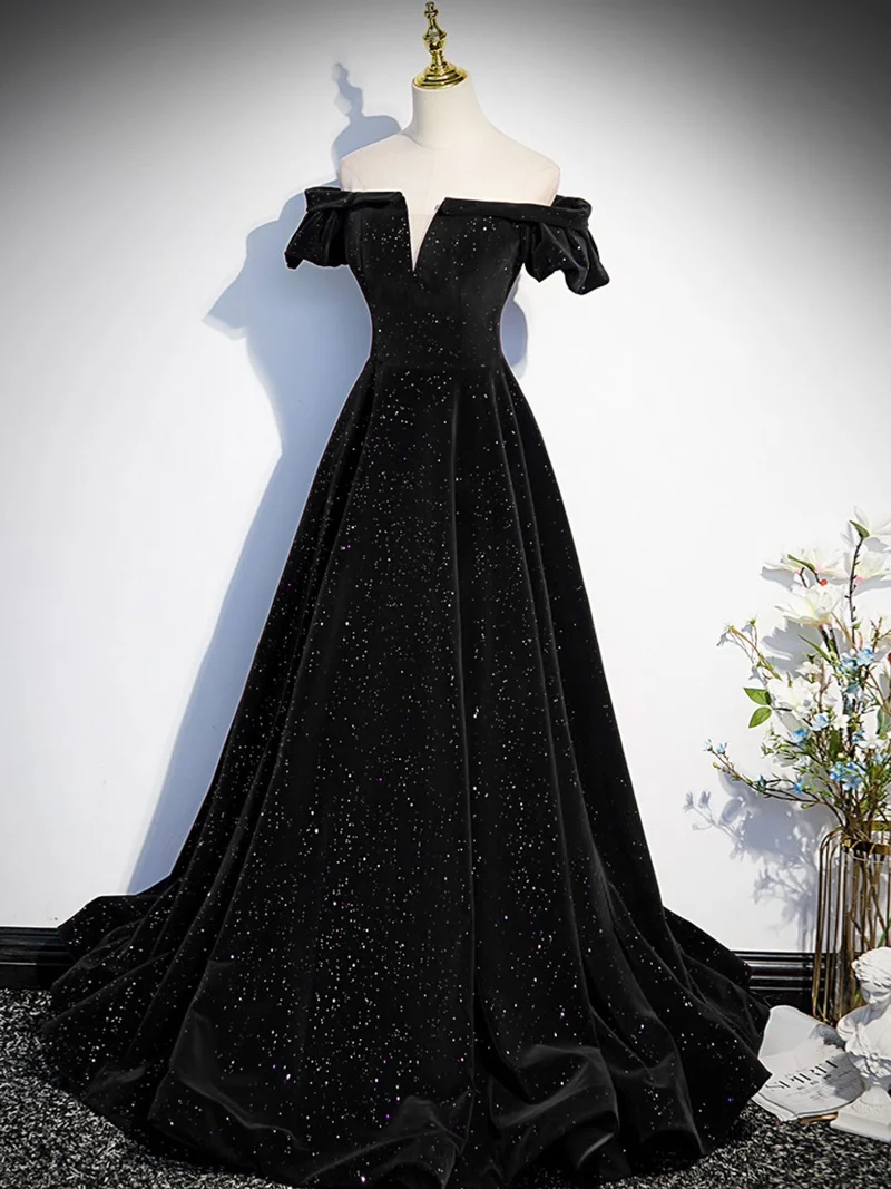 Robe formelle simple en velours noir à épaules dénudées