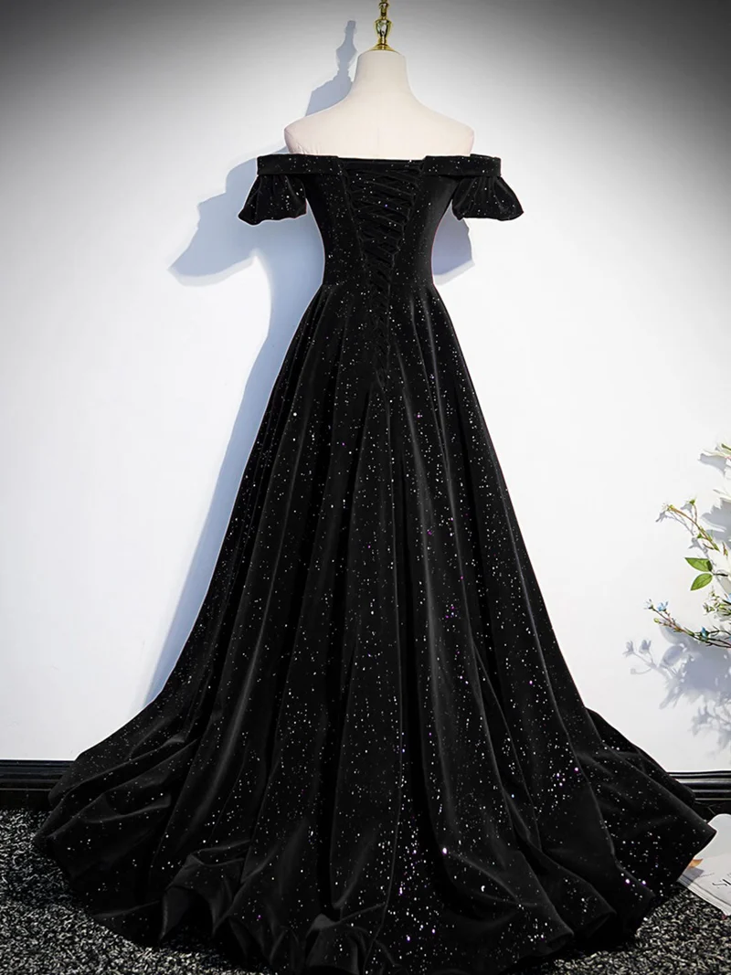 Robe formelle simple en velours noir à épaules dénudées