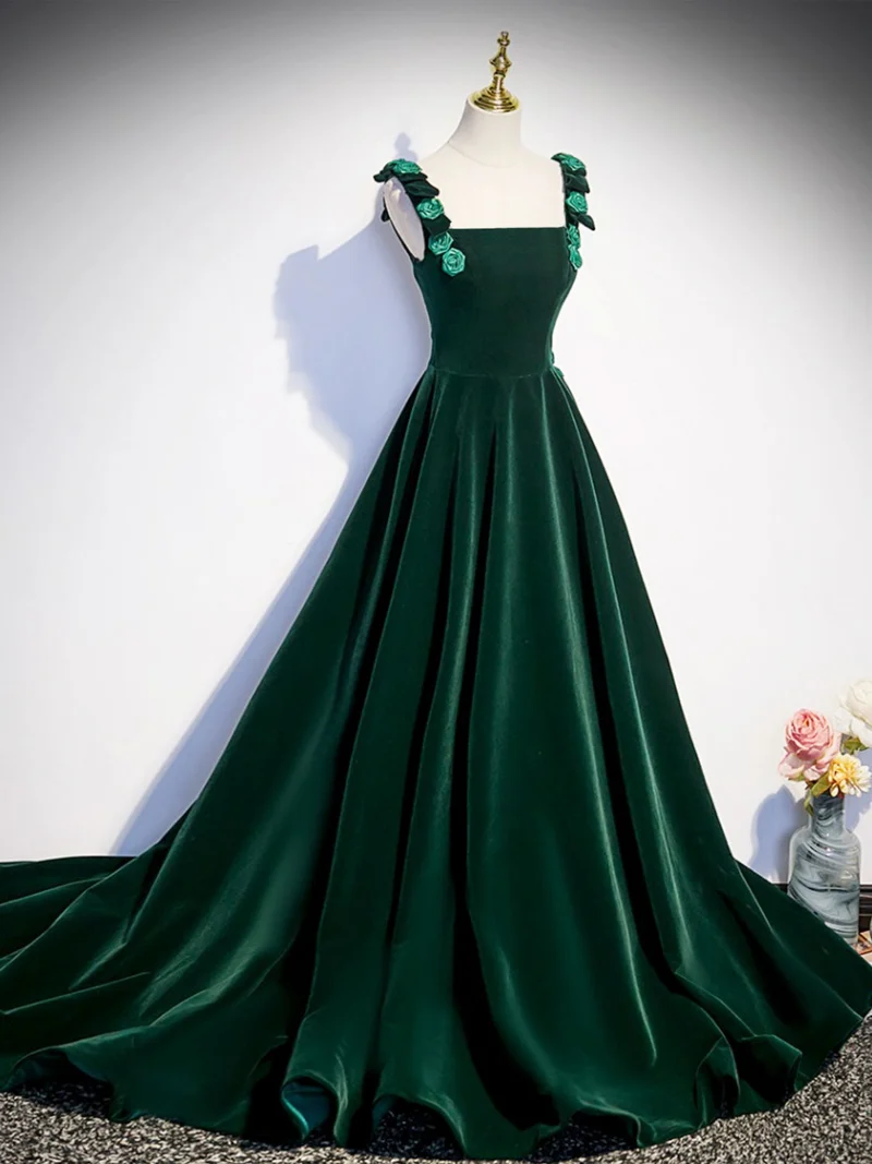 Robe de bal trapèze en velours vert émeraude à bretelles roses
