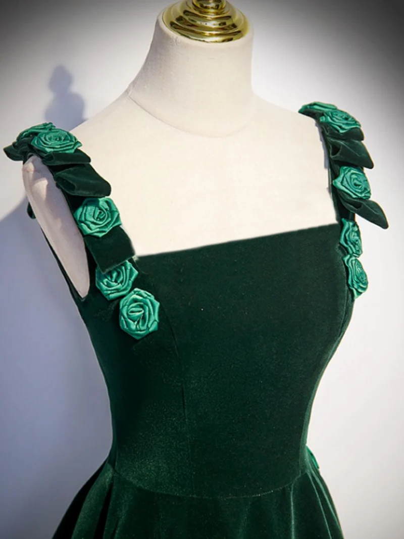 Robe de bal trapèze en velours vert émeraude à bretelles roses