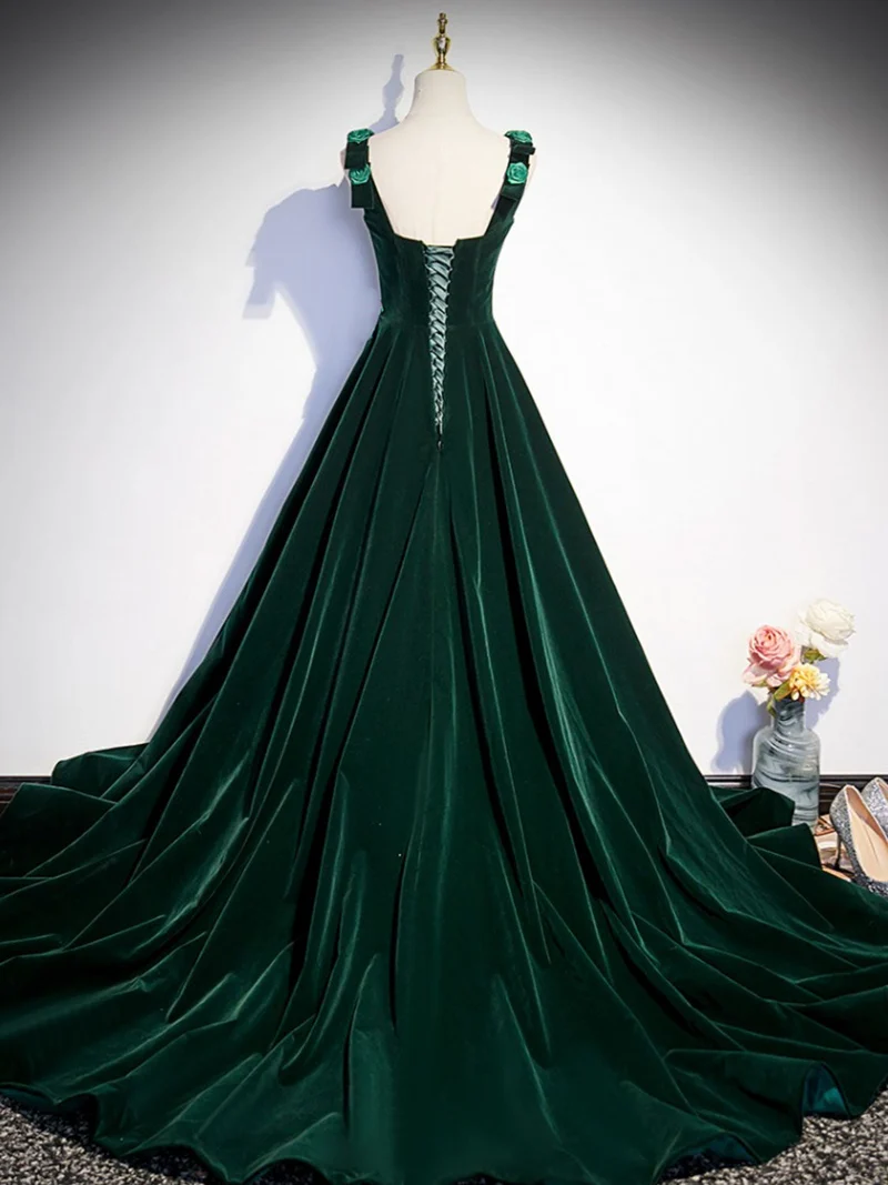 Robe de bal trapèze en velours vert émeraude à bretelles roses