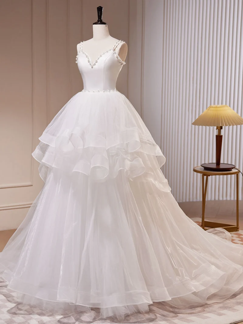 Robe de bal blanche trapèze à plusieurs niveaux avec bretelles spaghetti et perles