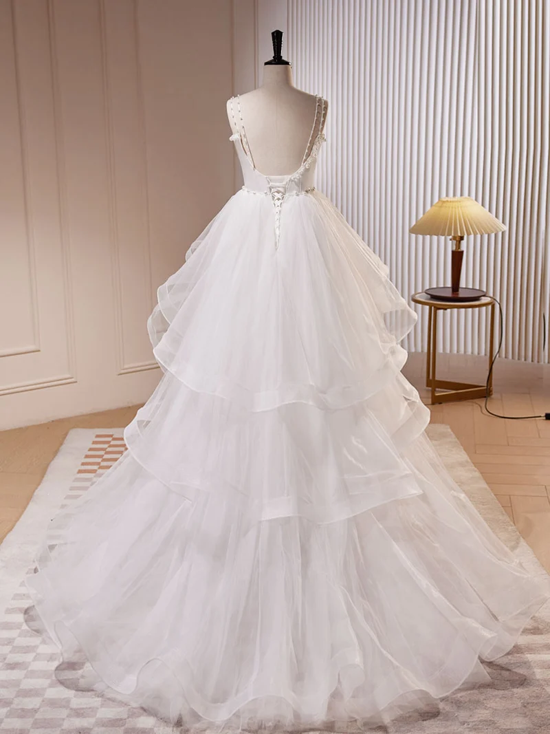 Robe de bal blanche trapèze à plusieurs niveaux avec bretelles spaghetti et perles
