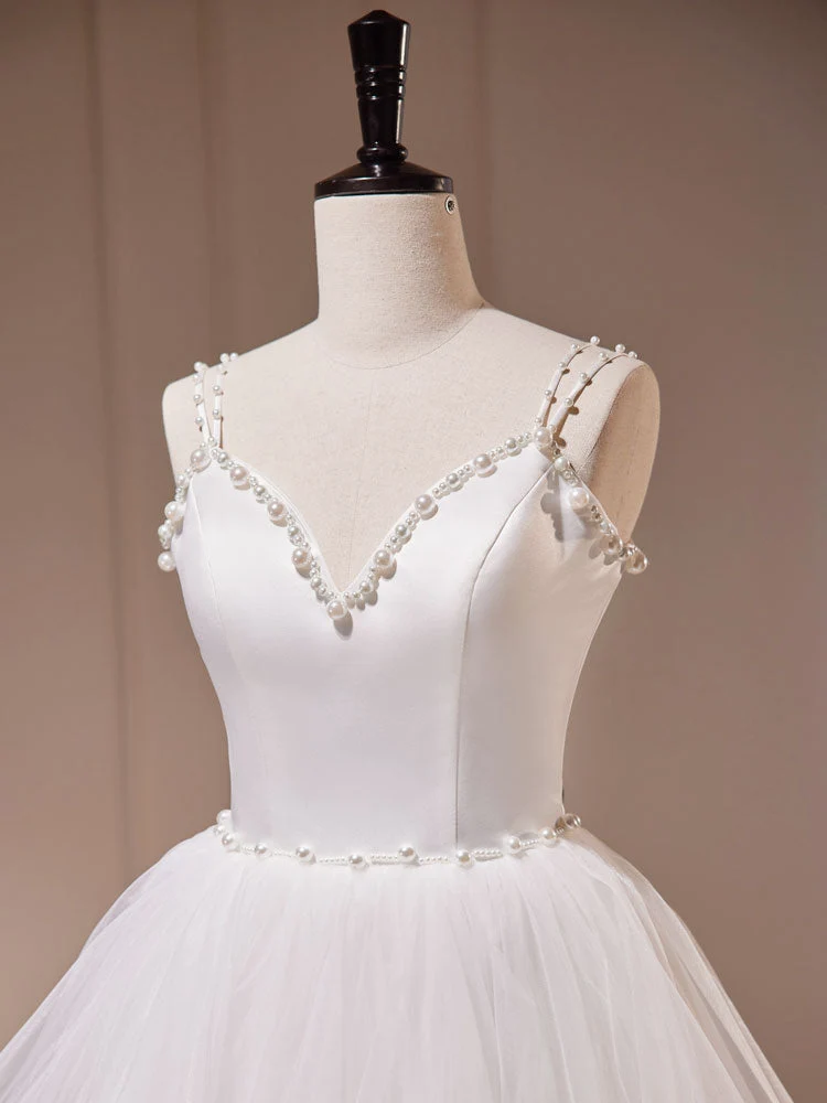 Robe de bal blanche trapèze à plusieurs niveaux avec bretelles spaghetti et perles
