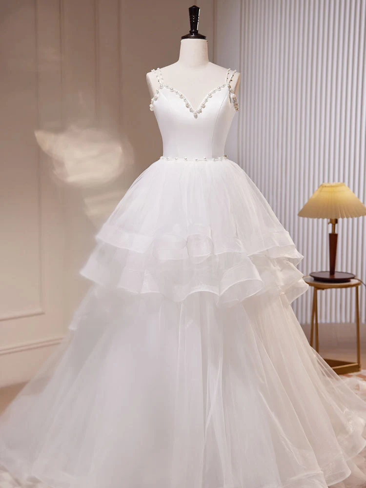Robe de bal blanche trapèze à plusieurs niveaux avec bretelles spaghetti et perles