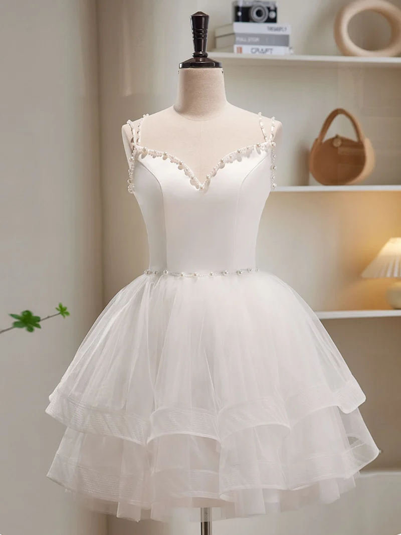 Jolie robe de soirée courte blanche à plusieurs niveaux, robe formelle