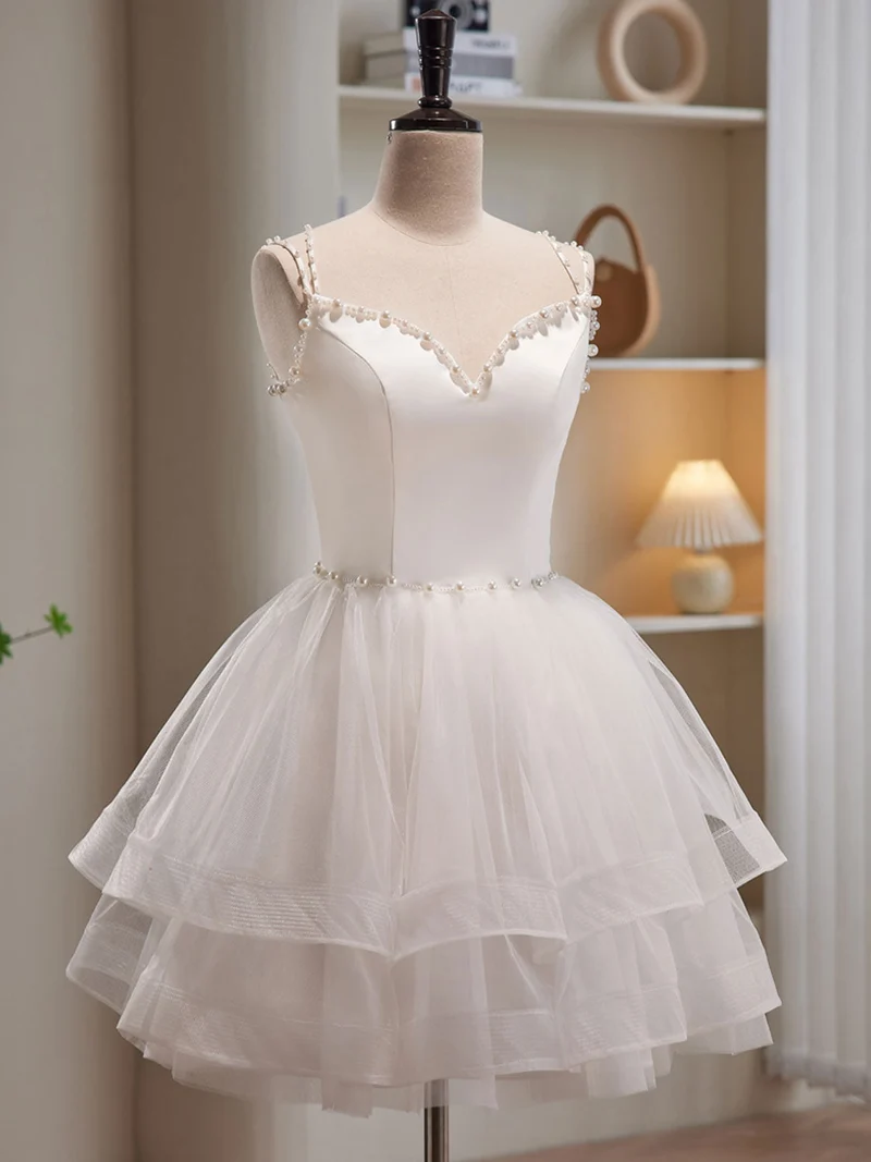 Jolie robe de soirée courte blanche à plusieurs niveaux, robe formelle