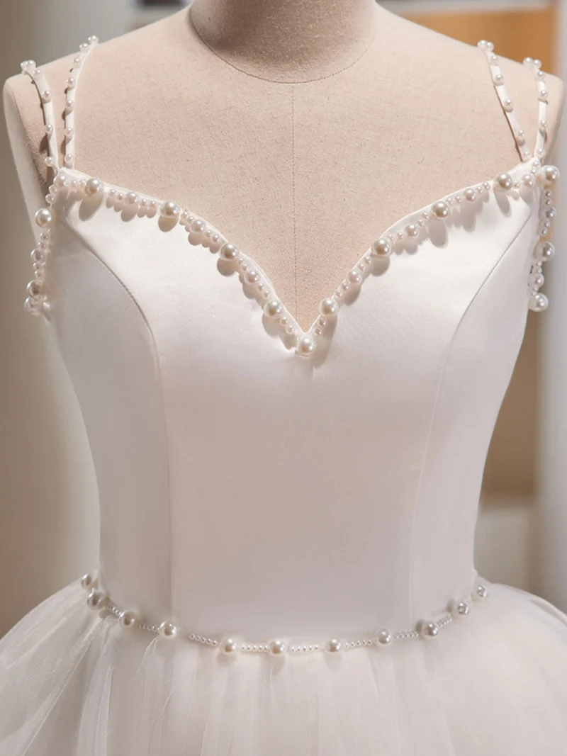Jolie robe de soirée courte blanche à plusieurs niveaux, robe formelle