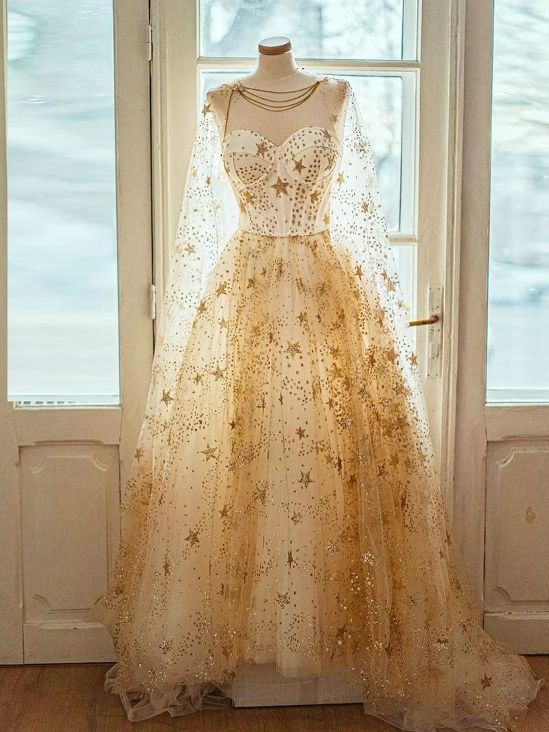 Robe de bal longue champagne à imprimé étoiles glamour