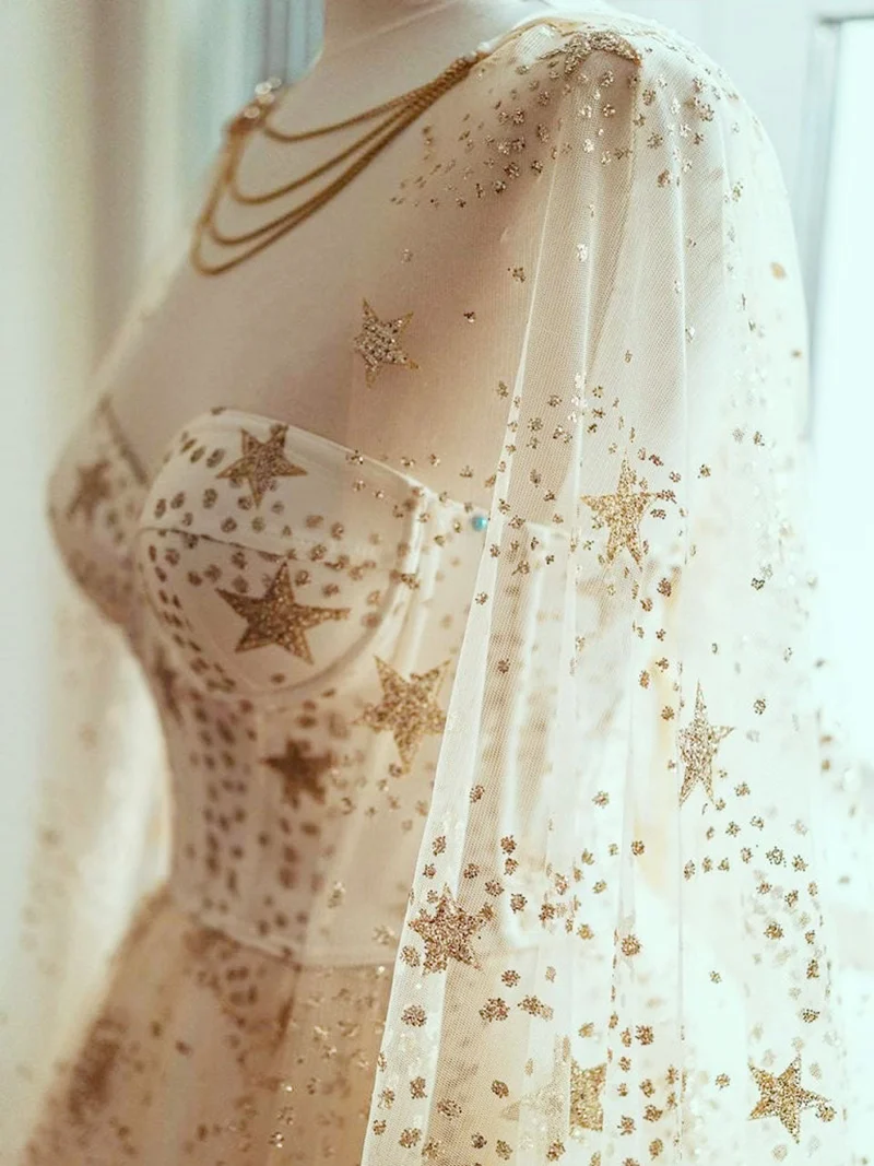 Robe de bal longue champagne à imprimé étoiles glamour