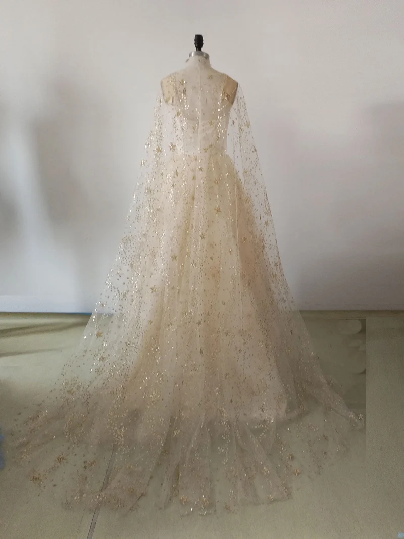 Robe de bal longue champagne à imprimé étoiles glamour
