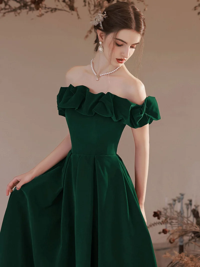 Robe de bal trapèze vert émeraude à épaules dénudées