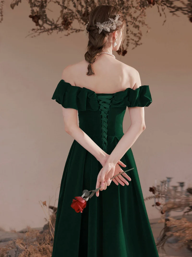 Robe de bal trapèze vert émeraude à épaules dénudées