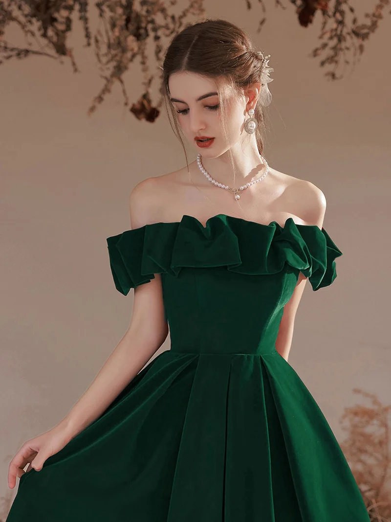 Robe de bal trapèze vert émeraude à épaules dénudées