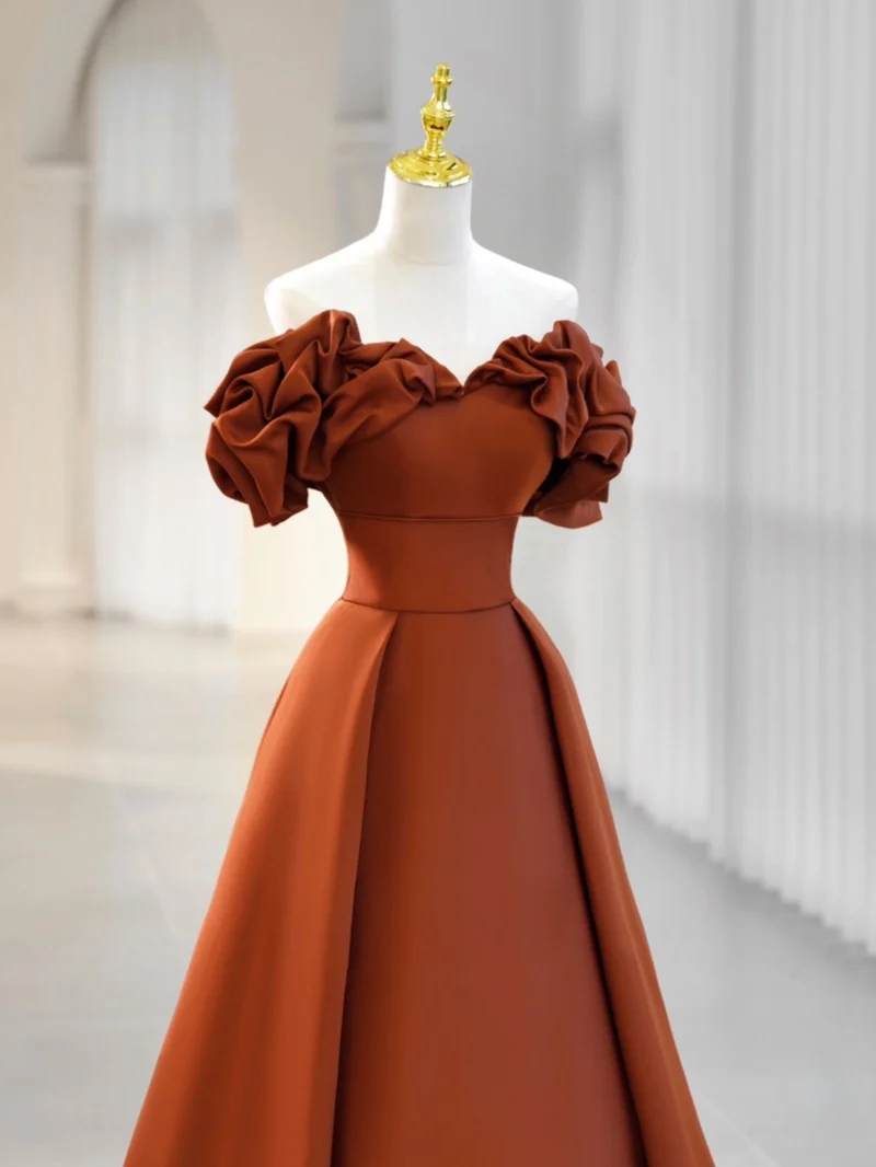 Robe de bal simple orange en satin à épaules dénudées