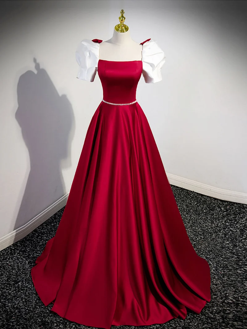 Robe de bal en satin rouge à col carré et manches courtes blanches