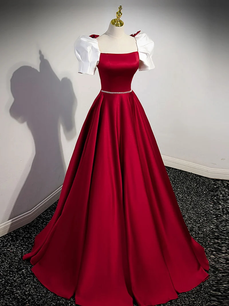 Robe de bal en satin rouge à col carré et manches courtes blanches