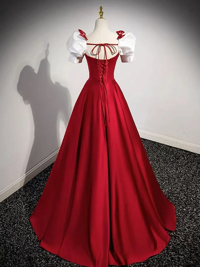 Robe de bal en satin rouge à col carré et manches courtes blanches