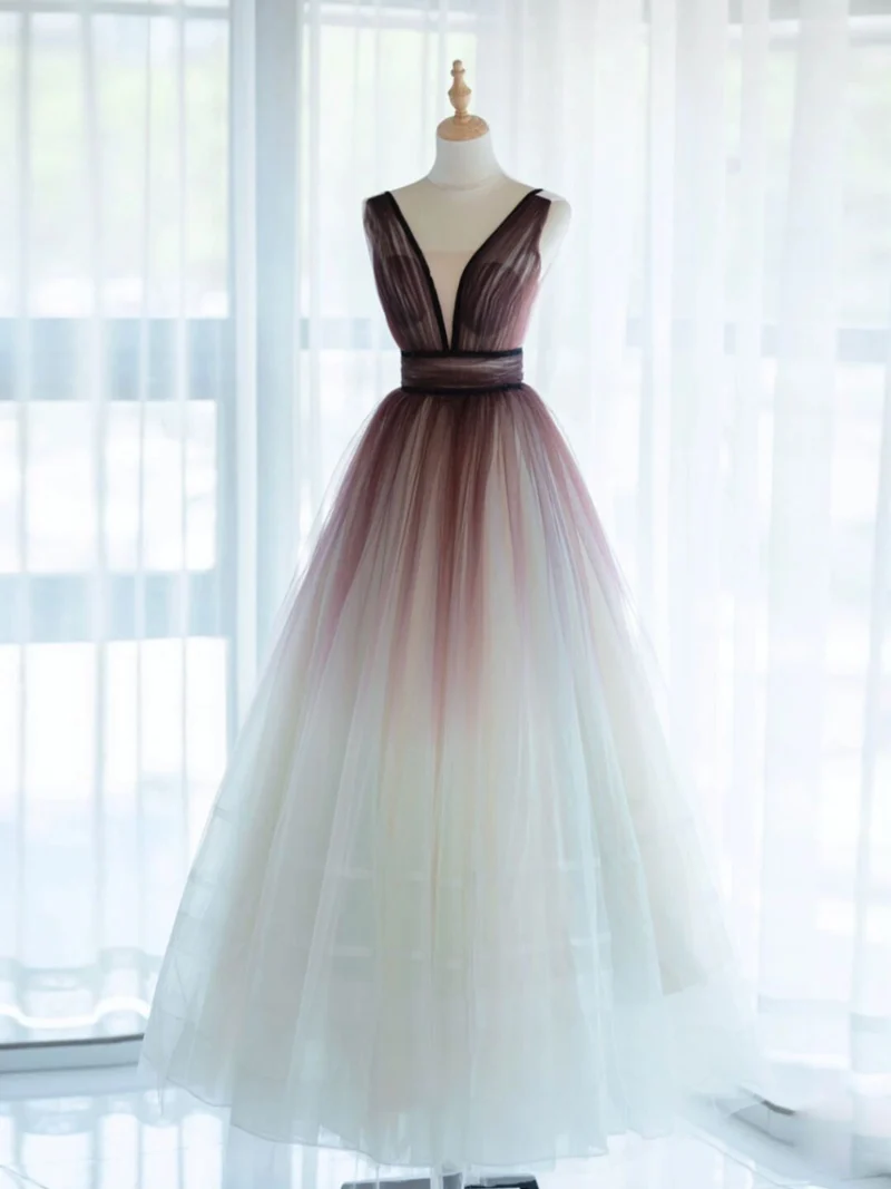 Robe de soirée romantique en tulle à col en V plongeant et robe de bal ombrée