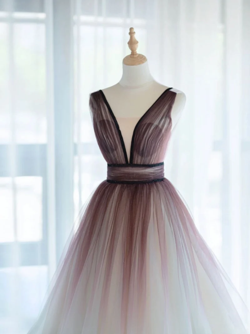 Robe de soirée romantique en tulle à col en V plongeant et robe de bal ombrée