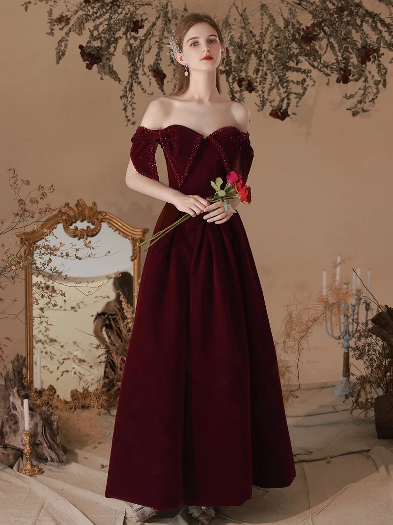 Robe de bal élégante en velours bordeaux à épaules dénudées