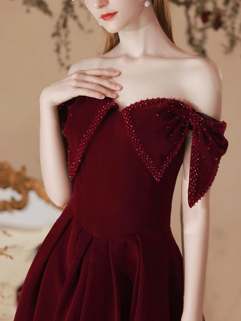 Robe de bal élégante en velours bordeaux à épaules dénudées