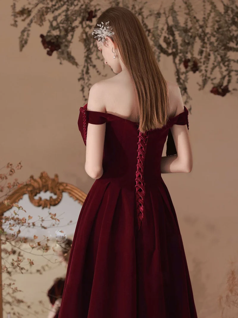 Robe de bal élégante en velours bordeaux à épaules dénudées