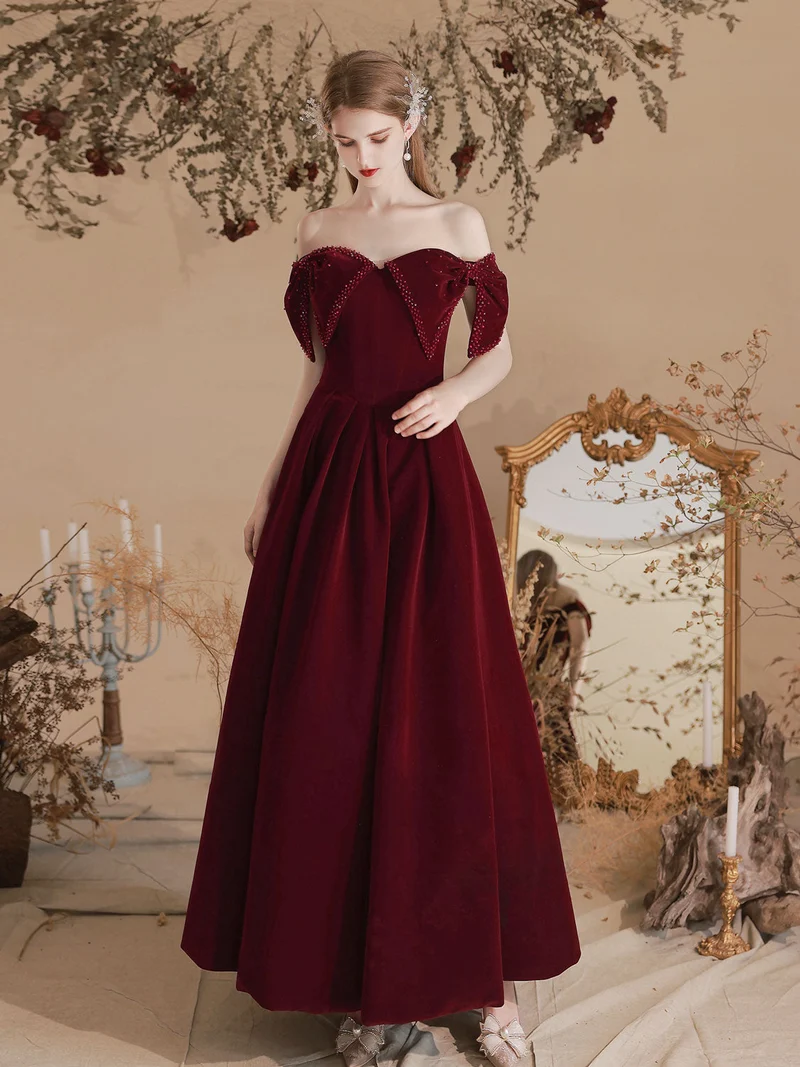 Robe de bal élégante en velours bordeaux à épaules dénudées