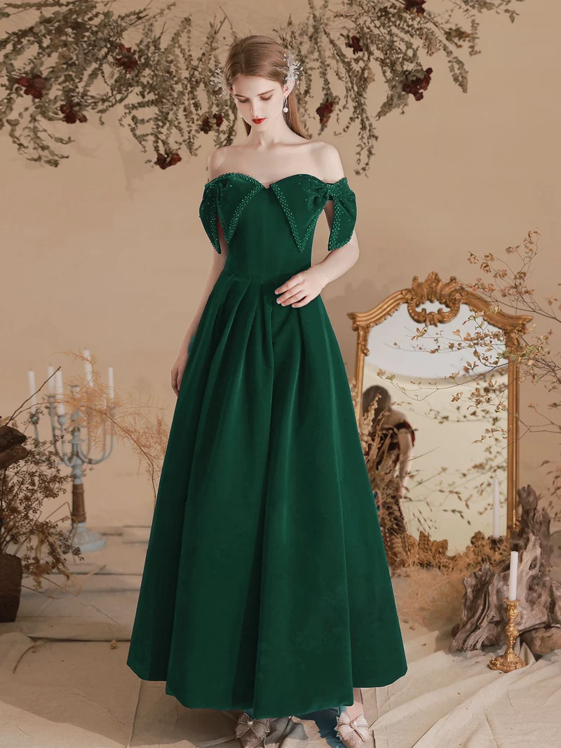 Robe de bal élégante en velours bordeaux à épaules dénudées