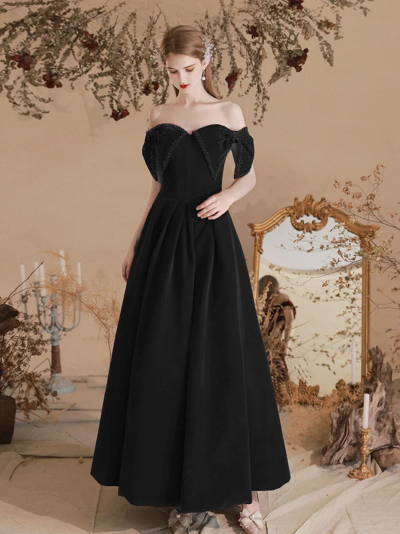 Robe de bal élégante en velours bordeaux à épaules dénudées