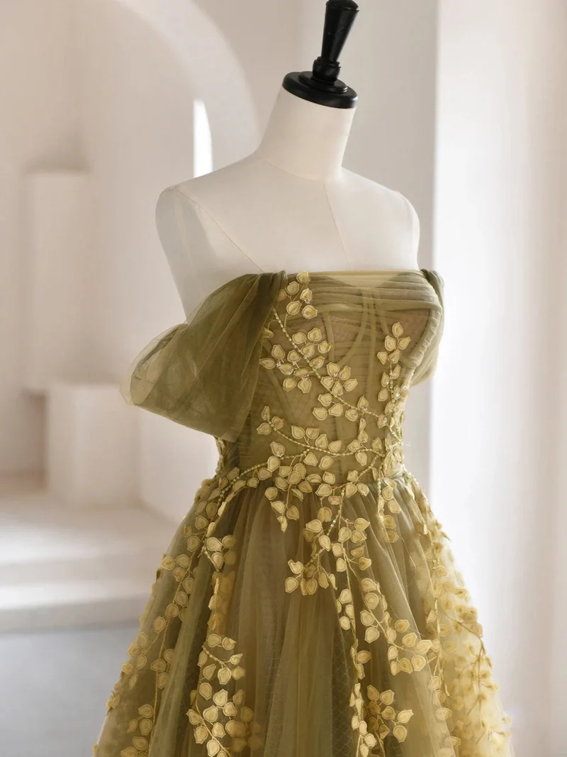 Robe de bal trapèze sans bretelles en tulle illusion avec appliques en dentelle