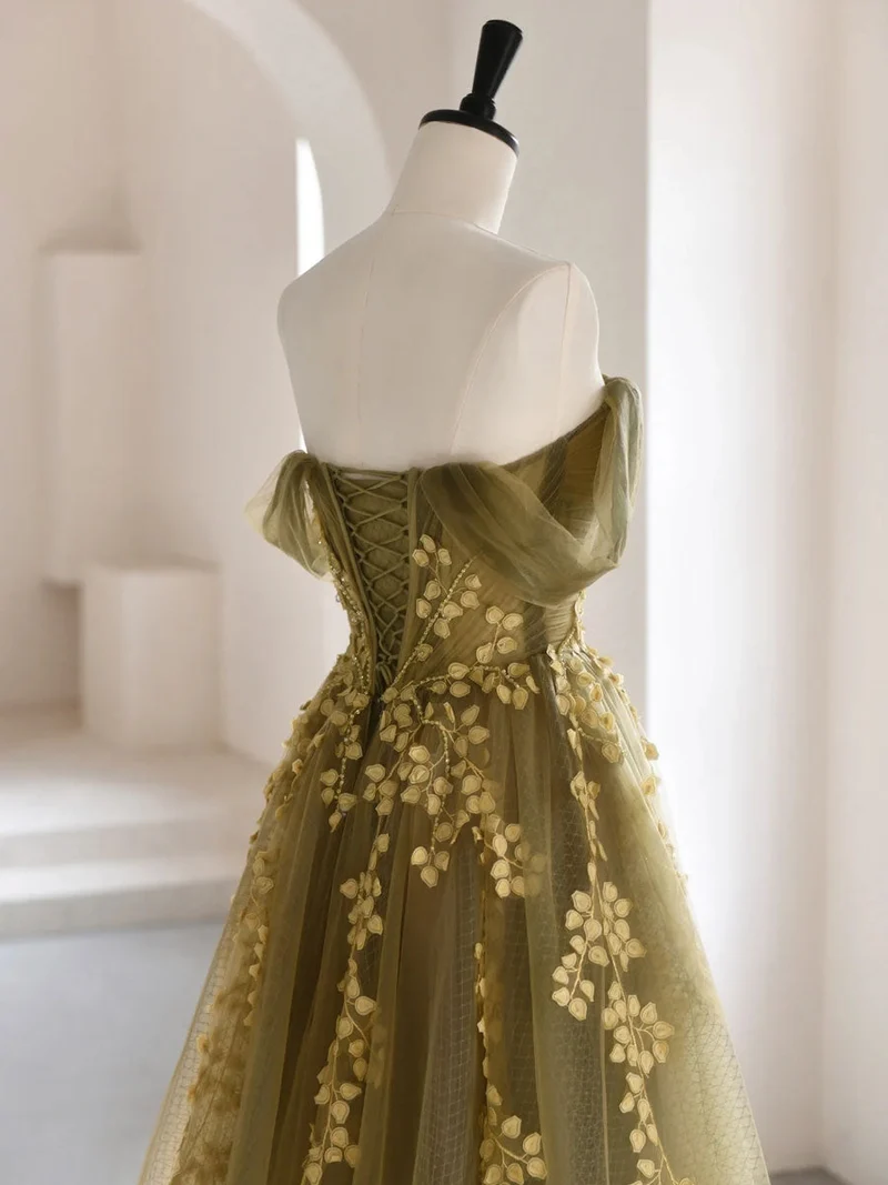 Robe de bal trapèze sans bretelles en tulle illusion avec appliques en dentelle