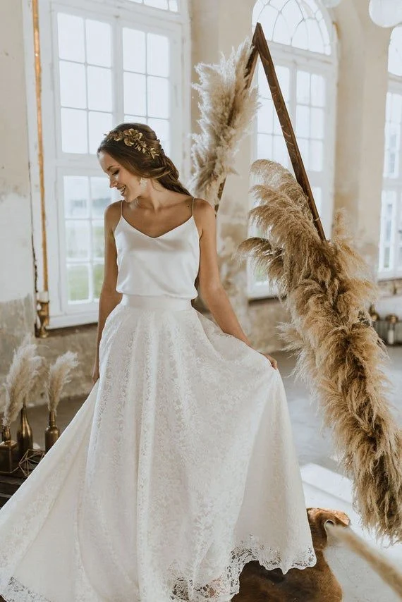 Séparations de mariée décontractées avec jupe de mariage en dentelle