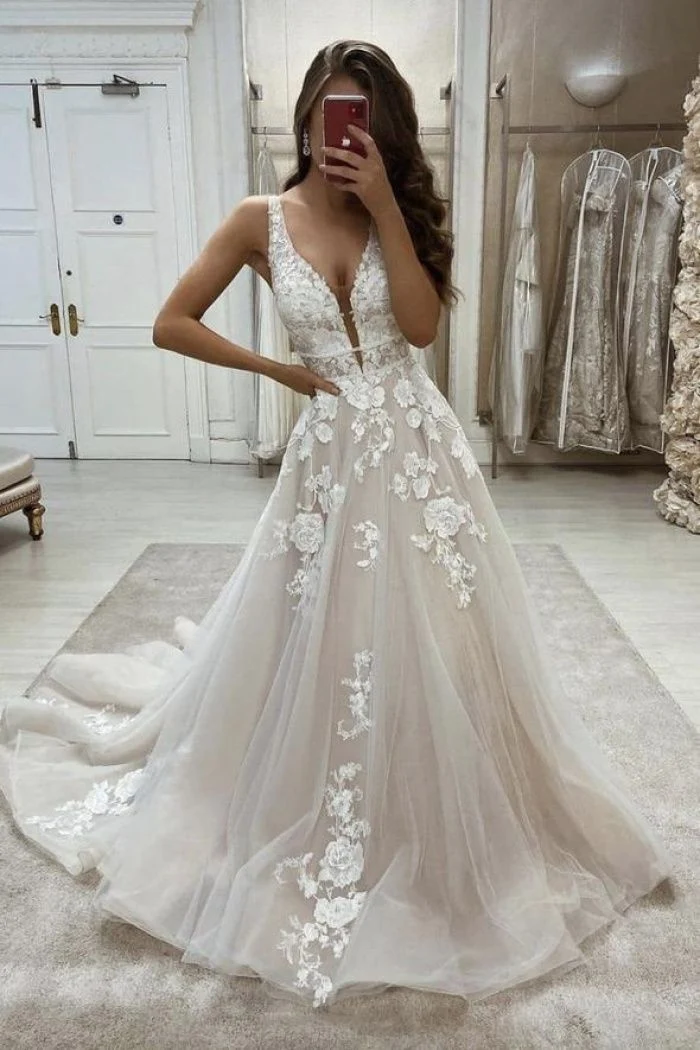 Robe de mariée en dentelle à col en V et décolleté chic