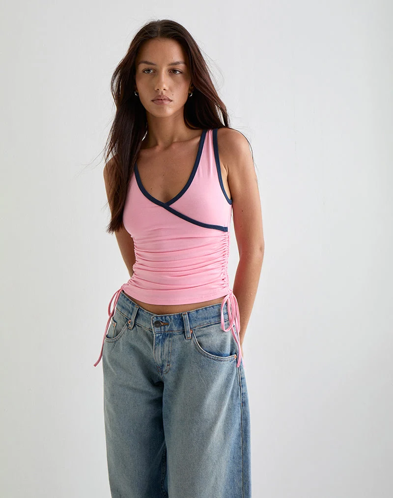 Laird Wrap Top in Ballet Pink with Navy Binding (Top enveloppant Laird en rose ballet et reliure marine)