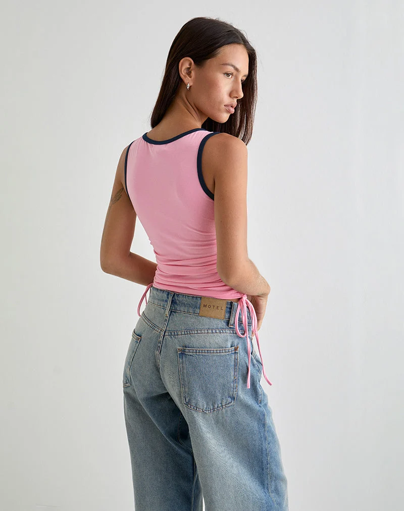 Laird Wrap Top in Ballet Pink with Navy Binding (Top enveloppant Laird en rose ballet et reliure marine)
