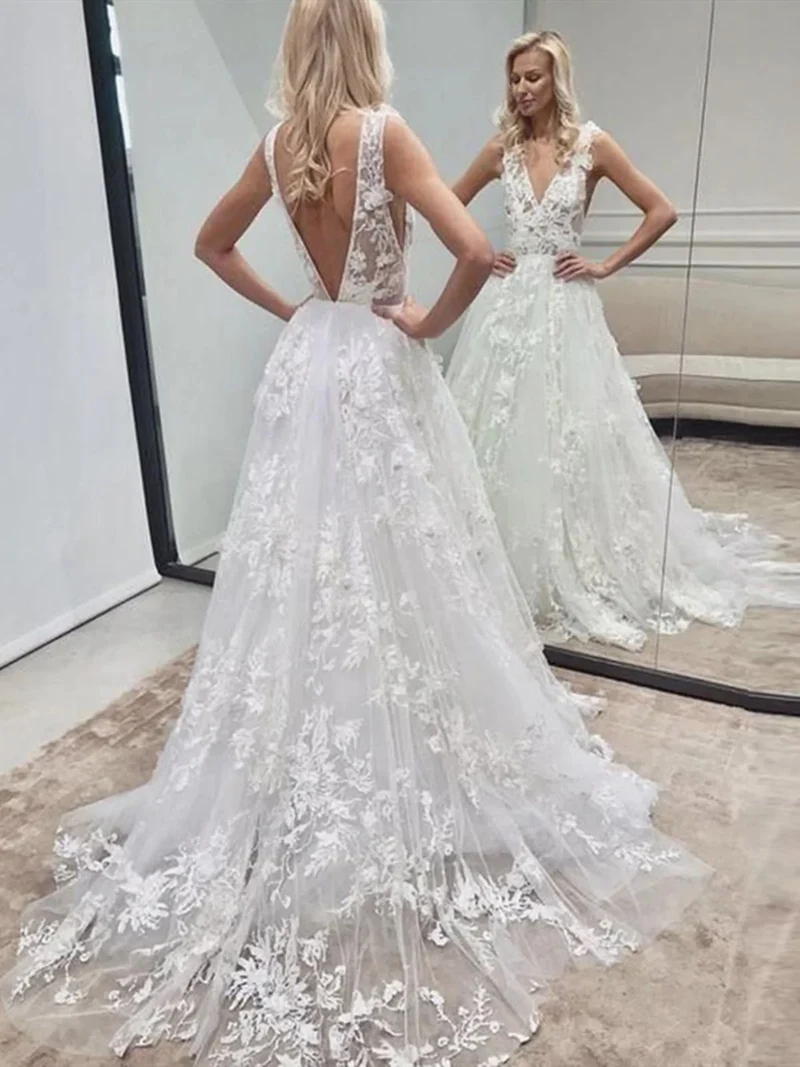 Robe de mariée romantique en dentelle à col en V et décolleté en V